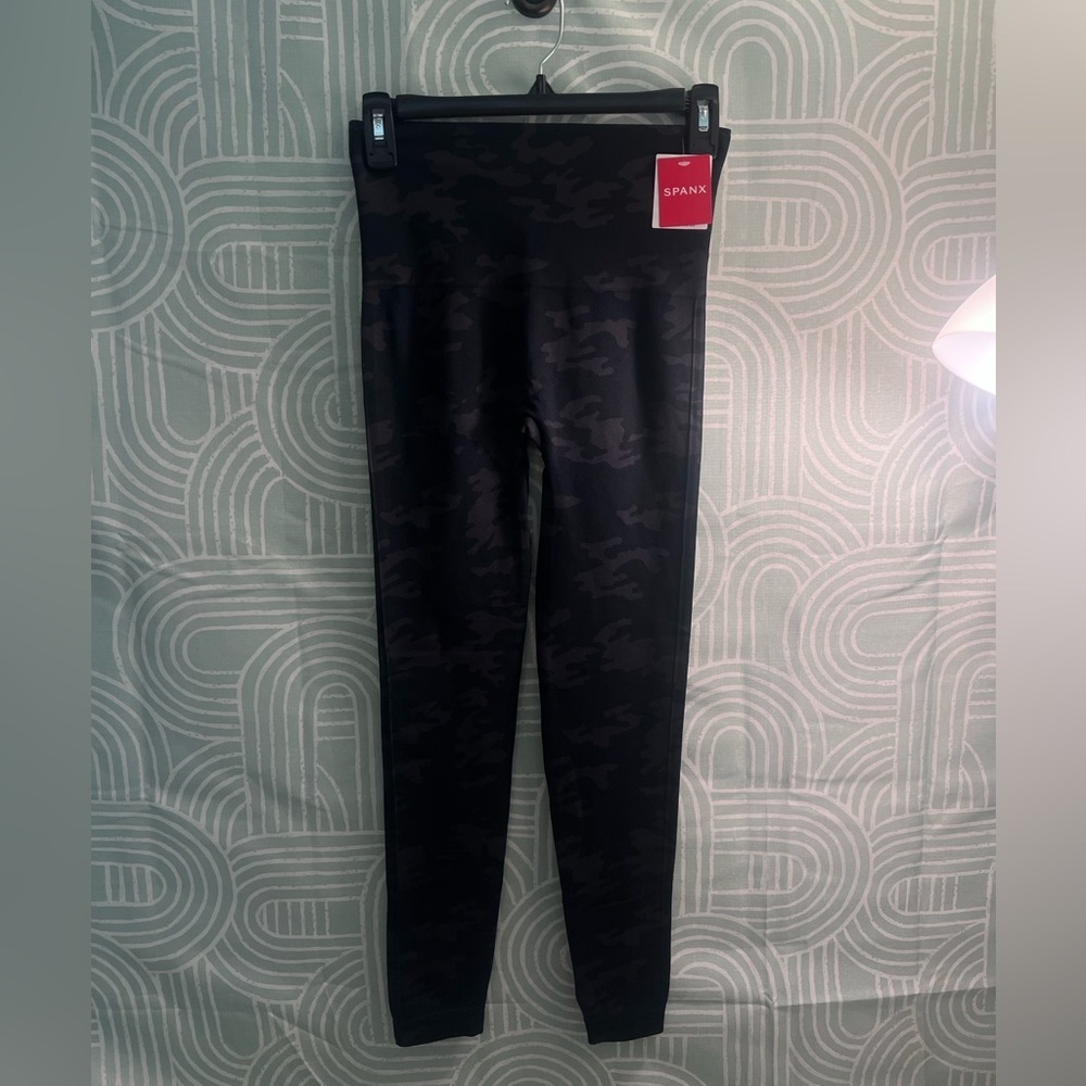 SPANX Look At Me Now Leggings | Black Camo | Medium | NWT